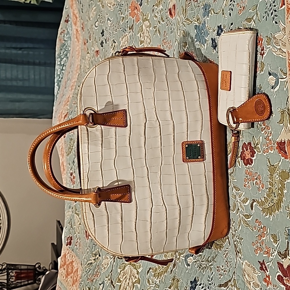 Gorgeous, Like New, "Dooney and Bourke" Bag